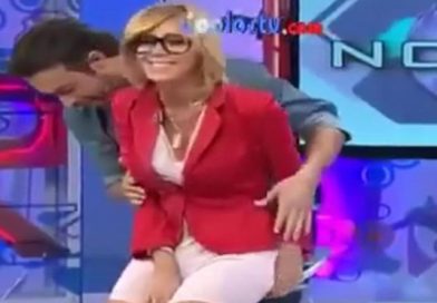 Su compañero le jugó broma pesada en vivo y ella terminó mostrando más de la cuenta