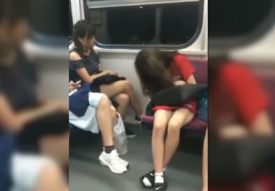Hermosa chica se quedó dormida en el metro y terminó pagando las consecuencias