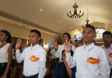 Cardenal confirma en la fe a 42 jóvenes de la parroquia Divina Misericordia