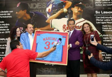 Dennis entrega camisa del Juego Perfecto a Comandante Daniel y Compañera Rosario