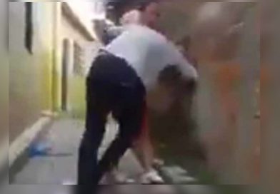 Así “se agarran” dos señoritas en El Salvador