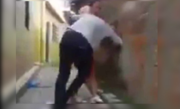 Así “se agarran” dos señoritas en El Salvador