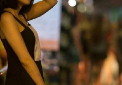Mujer d3$nud@ persigue a su novio en la calle porque le agarró el celular: “vos me engañaste”