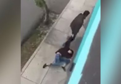 Una vecina graba el momento en que un hombre arrastra a su pareja por el vecindario