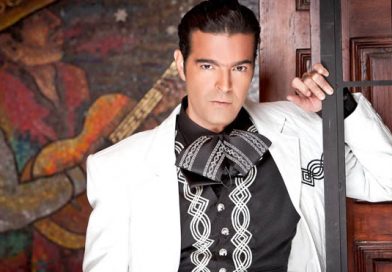 Pablo Montero besa en la boca a fan sin percatarse que era hombre