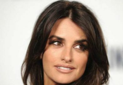 Penélope Cruz muestra orgullosa su figura a sus 43 años posando desnuda