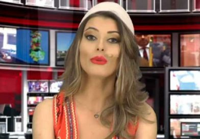 Conductora de televisión sorprende a todos al presentarse con un sexy escote