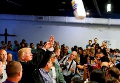 Trump lanza papel higiénico a damnificados en Puerto Rico