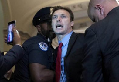 Detienen a un hombre por lanzar banderas rusas a Trump en el Congreso de EEUU