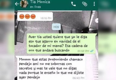 Descubre que su tía es ladrona y le hace propuesta indecente para no delatarla