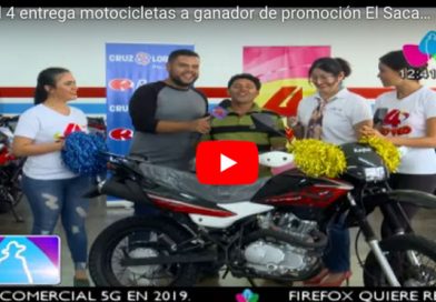 Canal 4 entrega motocicletas a ganador de promoción El Saca Clavos