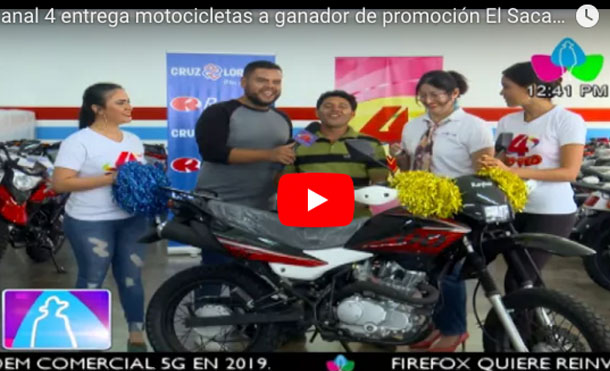 Canal 4 entrega motocicletas a ganador de promoción El Saca Clavos