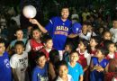 “El Gato” Meléndez, basquetbolista de los Globetrotters, compartió con niños en el parque Luis Alfonzo Velásquez Flores
