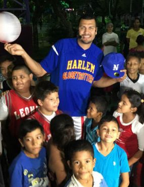 “El Gato” Meléndez, basquetbolista de los Globetrotters, compartió con niños en el parque Luis Alfonzo Velásquez Flores