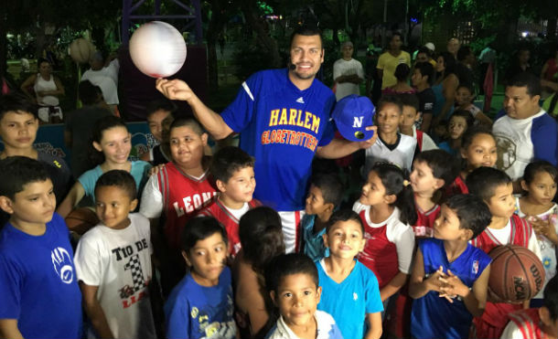 “El Gato” Meléndez, basquetbolista de los Globetrotters, compartió con niños en el parque Luis Alfonzo Velásquez Flores