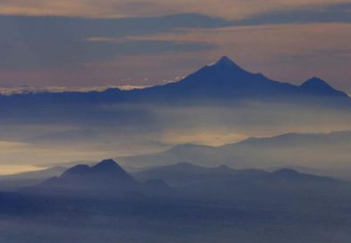 Rescatan a montañistas varados en el pico más alto de México