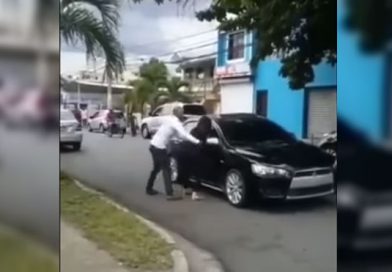 (+Vídeo) Mujer descubre a su esposo con otra en el auto, esto fue lo que hizo