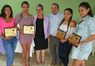 Gobierno municipal chinandegano entrega reconocimientos a jóvenes campeonas de boxeo