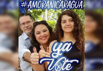 Votantes alegres muestran su participación en las Elecciones Municipales 2017
