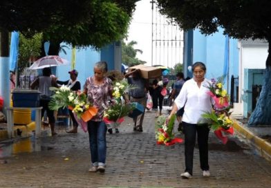 Familias rivenses visitan los diferentes cementerios para enflorar a sus deudos