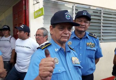Comisionado General Francisco Díaz ejerce su derecho al voto