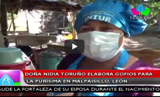 Doña Nidia Toruño elabora gofios para la purísima en Malpaisillo, León