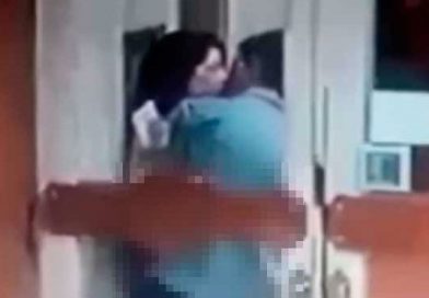 Cámara de seguridad capta a jóvenes teniendo intimidad afuera de un edificio
