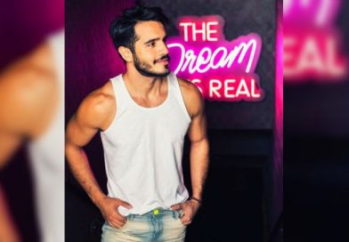 Para inspirarse en su arte, el cantante y artista visual Ektor Rivera se quita la ropa
