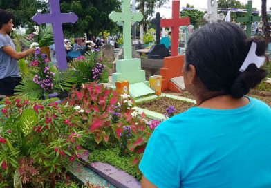 Cientos de familias visitan el Cementerio Oriental
