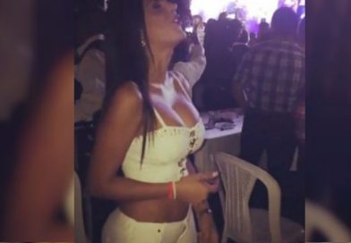 Fanática acapara la atención en concierto de música ranchera