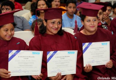 Emotiva graduación de estudiantes del programa Educación Básica de Adultos