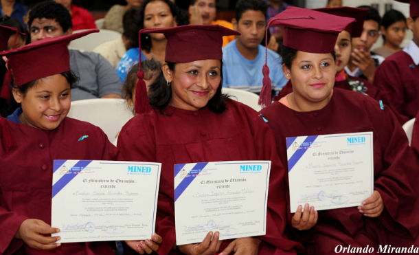 Emotiva graduación de estudiantes del programa Educación Básica de Adultos