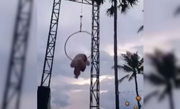 Una acróbata se rompe el cuello en plena actuación en Indonesia