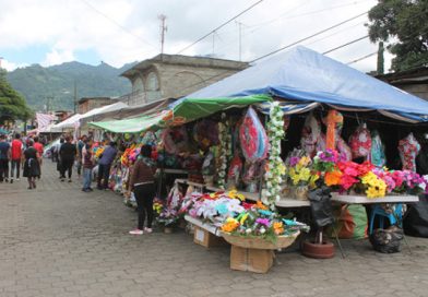 Jinoteganos se preparan para honrar a sus fieles difuntos