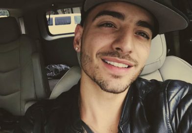 Maluma desata críticas en las redes por darle un beso en la boca a su tía