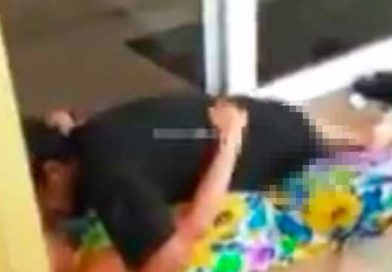 Hombre sin piernas es descubierto teniendo relaciones en plena calle