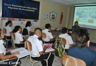 Servidores públicos de Migración y Extranjería reciben curso de inglés