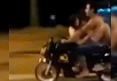 Pareja es captada mientras tenía sexo en una motocicleta en movimiento