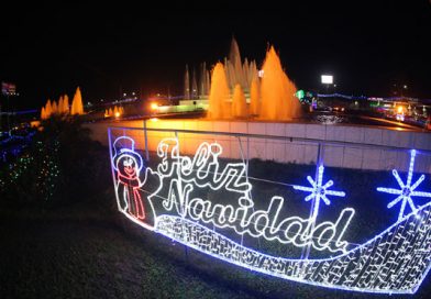 Familias capitalinas disfrutan de la decoración navideña
