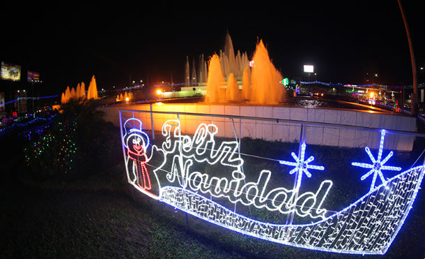 Familias capitalinas disfrutan de la decoración navideña