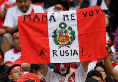 (+Vídeo) Captan a hincha peruano corriendo desnudo tras clasificación de la selección al Mundial