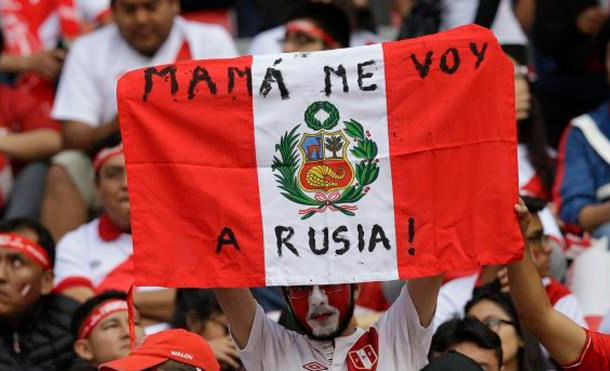 (+Vídeo) Captan a hincha peruano corriendo desnudo tras clasificación de la selección al Mundial