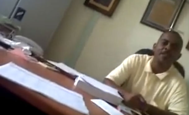 (+Vídeo) Profesor manipula a estudiante: Si no me lo das, no te paso de curso!