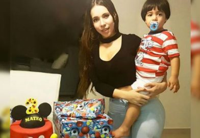 Madre soltera enloquece las redes sociales. Todos quieren cuidarle los hijos
