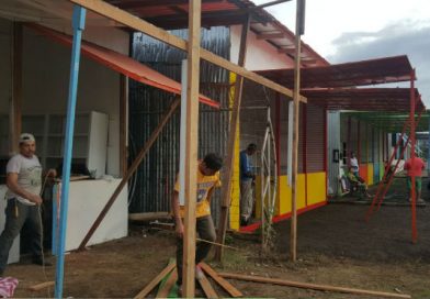 Dan últimos retoques a los puestos de pólvora y juegos pirotécnicos