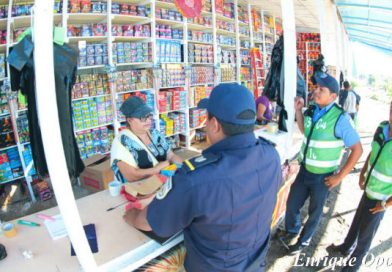 Policía y bomberos inspeccionan puestos autorizados para vender pólvora