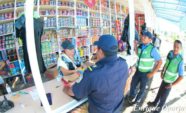 Policía y bomberos inspeccionan puestos autorizados para vender pólvora
