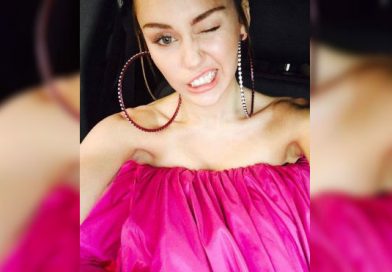 (+Foto y vídeo) Extravagante vestido de Miley Cyrus sorprende en redes sociales