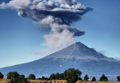 El Popocatépetl expulsa al aire una columna de cenizas tras una explosión