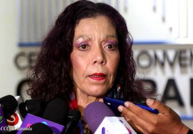 Compañera Rosario después del Acto de la XX Promoción de Cadetes de la Policía
